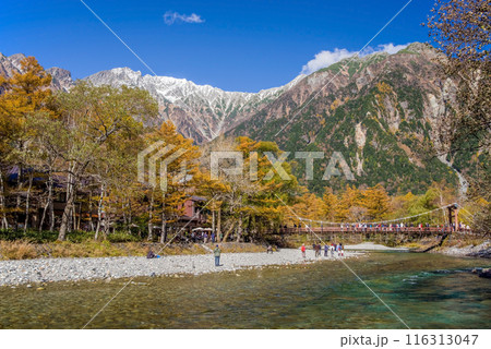 上高地の絶景【2023秋】河童橋と穂高連峰 116313047