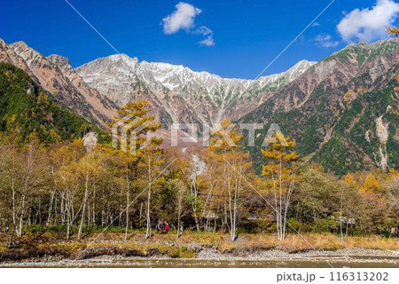 上高地の絶景【2023秋】梓川沿い遊歩道から望む穂高連峰 116313202