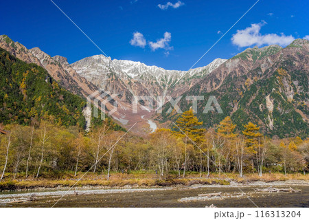 上高地の絶景【2023秋】梓川沿い遊歩道から望む穂高連峰 116313204