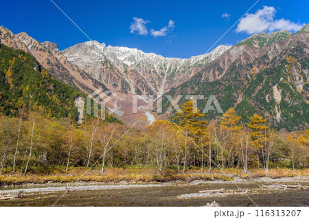 上高地の絶景【2023秋】梓川沿い遊歩道から望む穂高連峰 116313207