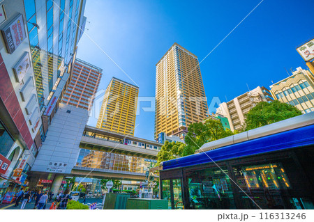 日本の東京都市景観 7月。日暮里駅や日暮里・舎人ライナー、駅前のタワーマンション群などを望む＝5日 116313246