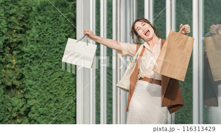 買い物・ショッピング・爆買い・無駄遣いする若い女性 買い物・ショッピング・爆買い・無駄遣いする若い女性 116313429