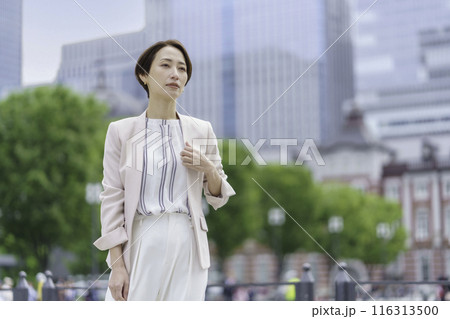 オフィス街に立つビジネスウーマン 116313500