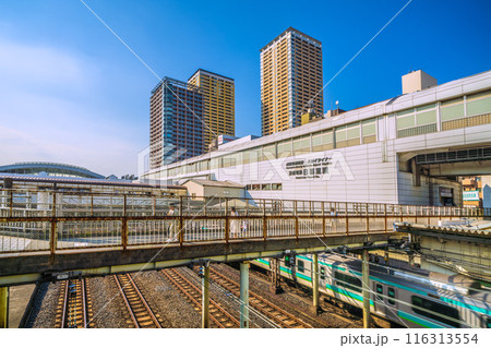 日本の東京都市景観 7月。JR日暮里駅南改札側から夕日を浴びる京成電鉄日暮里駅やタワマンなどを望む 116313554