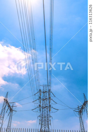 日本の電力都市景観 日本のエネルギー…街中の変電所や送電線などを望む=4日 日本の電力都市景観 日本のエネルギー…街中の変電所や送電線などを望む=4日 116313626