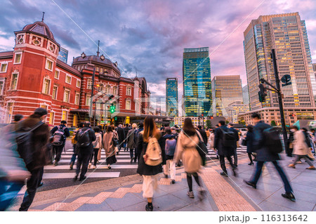 日本の東京都市景観 東京駅丸の内北口。仕事などを終えて駅に向かう人たち。奥は丸の内のオフィスビル群 日本の東京都市景観 東京駅丸の内北口。仕事などを終えて駅に向かう人たち。奥は丸の内のオフィスビル群 116313642