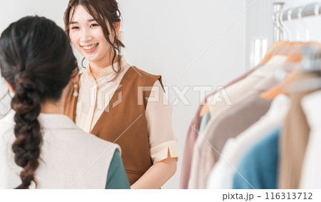 アパレルショップで接客をする女性ショップ店員 116313712