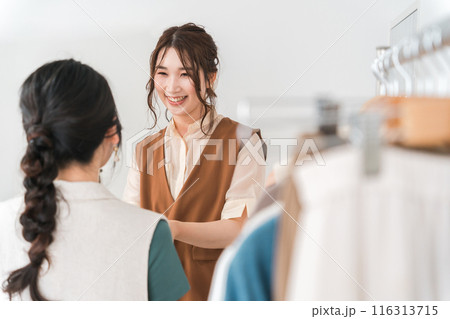 アパレルショップで接客をする女性ショップ店員 116313715