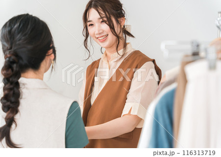 アパレルショップで接客をする女性ショップ店員 アパレルショップで接客をする女性ショップ店員 116313719