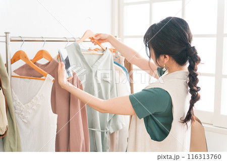 アパレルショップで洋服を買い物・ショッピングする若いアジア人女性 116313760