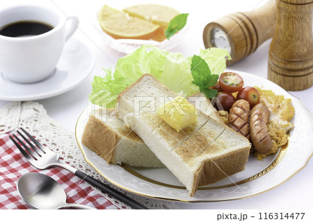 朝食イメージ （ 食パン トースト　スクランブルエッグ　ウインナー コーヒー ） 116314477