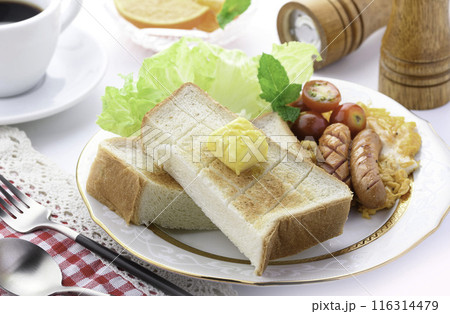 朝食イメージ （ 食パン トースト　スクランブルエッグ　ウインナー コーヒー ） 116314479