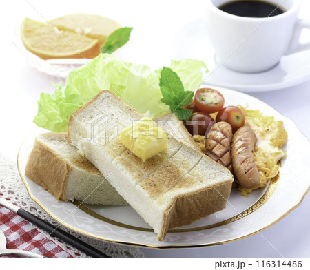 朝食イメージ （ 食パン トースト　スクランブルエッグ　ウインナー コーヒー ） 116314486