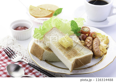 朝食イメージ （ 食パン トースト　スクランブルエッグ　ウインナー コーヒー ） 116314488
