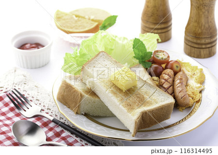 朝食イメージ （ 食パン トースト　スクランブルエッグ　ウインナー コーヒー ） 116314495