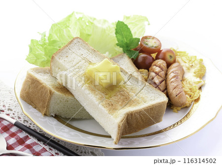 朝食イメージ （ 食パン トースト　スクランブルエッグ　ウインナー コーヒー ） 116314502