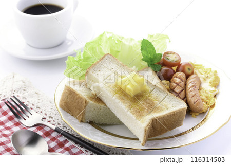 朝食イメージ （ 食パン トースト　スクランブルエッグ　ウインナー コーヒー ） 116314503