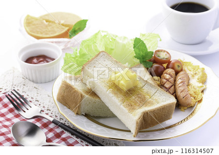 朝食イメージ ( 食パン トースト スクランブルエッグ ウインナー コーヒー ) 朝食イメージ ( 食パン トースト スクランブルエッグ ウインナー コーヒー ) 116314507