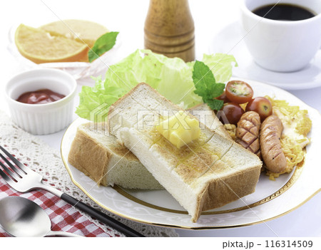 朝食イメージ （ 食パン トースト　スクランブルエッグ　ウインナー コーヒー ） 116314509