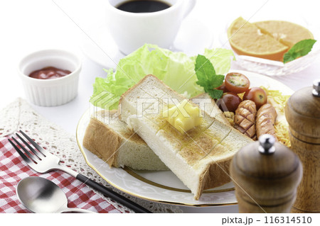 朝食イメージ （ 食パン トースト　スクランブルエッグ　ウインナー コーヒー ） 116314510