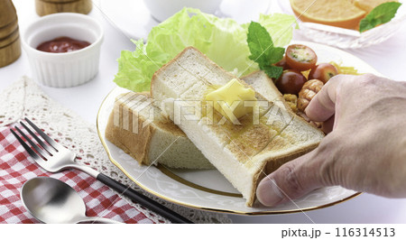 朝食イメージ ( 食パン トースト スクランブルエッグ ウインナー コーヒー ) 朝食イメージ ( 食パン トースト スクランブルエッグ ウインナー コーヒー ) 116314513