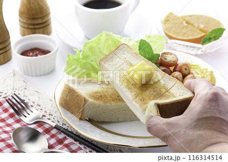 朝食イメージ （ 食パン トースト　スクランブルエッグ　ウインナー コーヒー ） 116314514