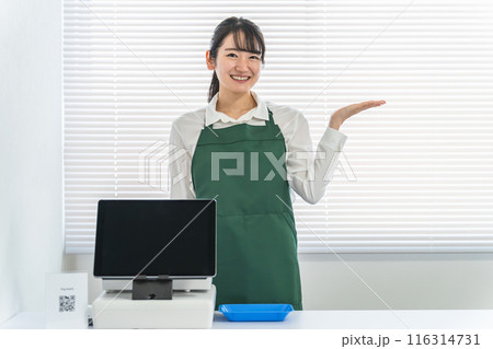 コンビニ・スーパーでレジ打ち・接客をするアルバイト・従業員の女性 116314731