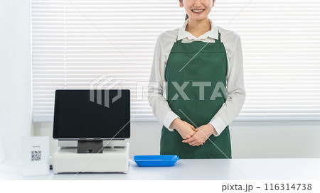 コンビニ・スーパーでレジ打ち・接客をするアルバイト・従業員の女性 116314738