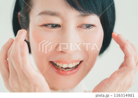 50代女性の目元のケア 50代女性の目元のケア 116314981