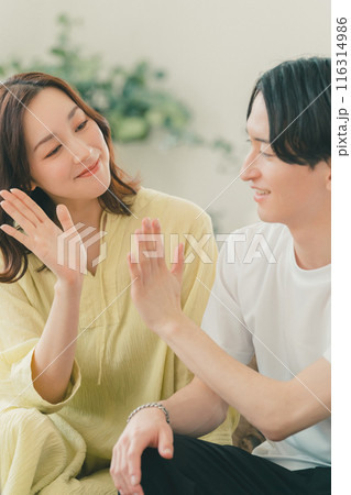 ハイタッチ　カップル　夫婦 116314986