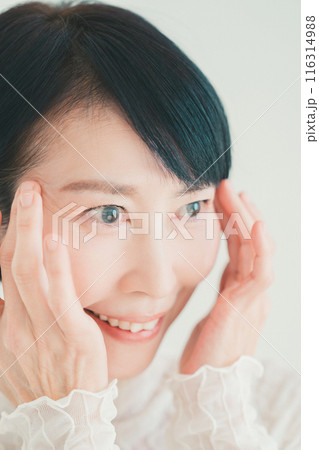 50代女性の目尻のケア 116314988