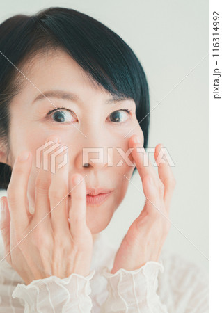 50代女性の目元のケア 116314992