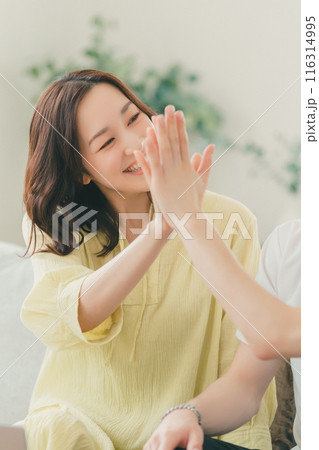 ハイタッチ　カップル　夫婦 116314995