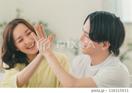 ハイタッチ カップル 夫婦 ハイタッチ カップル 夫婦 116315011