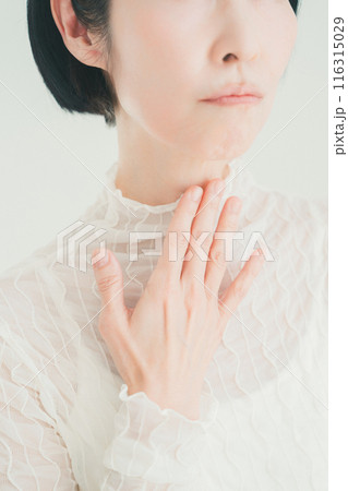 喉を触る50代女性 116315029
