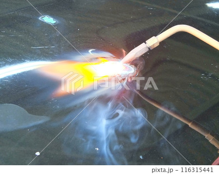 自動車鈑金塗装工場の溶接作業01 自動車鈑金塗装工場の溶接作業01 116315441