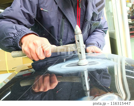 自動車鈑金塗装工場のパテ埋め仕上げ作業04 116315447