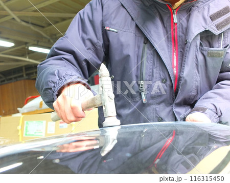 自動車鈑金塗装工場のパテ埋め仕上げ作業06 自動車鈑金塗装工場のパテ埋め仕上げ作業06 116315450
