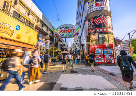 日本の東京都市景観 インバウンド復活…外国人観光客らで賑わうアメ横=令和6年7月5日 日本の東京都市景観 インバウンド復活…外国人観光客らで賑わうアメ横=令和6年7月5日 116315451