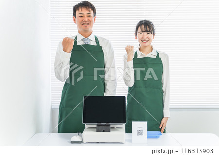 コンビニ・スーパー・売店でレジ打ちをする店員の男女 116315903