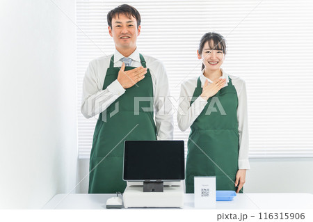 コンビニ・スーパー・売店でレジ打ちをする店員の男女 コンビニ・スーパー・売店でレジ打ちをする店員の男女 116315906