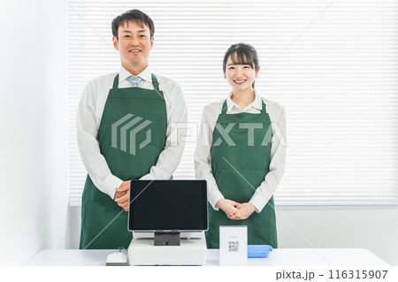 コンビニ・スーパー・売店でレジ打ちをする店員の男女 コンビニ・スーパー・売店でレジ打ちをする店員の男女 116315907