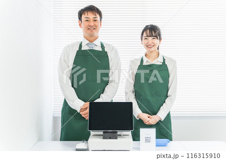コンビニ・スーパー・売店でレジ打ちをする店員の男女 116315910