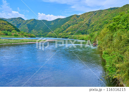 高知県四万十市の四万十川に架かる今成橋(佐田沈下橋)の上から北側を見る 116316215