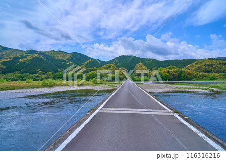 高知県四万十市の四万十川に架かる今成橋(佐田沈下橋)を東側から見る 高知県四万十市の四万十川に架かる今成橋(佐田沈下橋)を東側から見る 116316216
