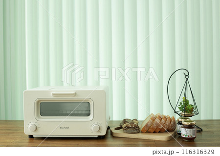 窓際に置かれたインテリア 窓際に置かれたインテリア 116316329