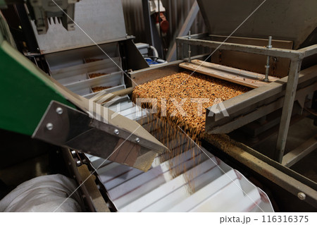 Grain sorting machine, Paddy machine sorts grains of one crop, separates grain peeling products 116316375