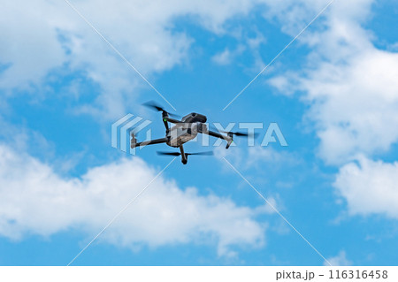 飛行するドローン 116316458