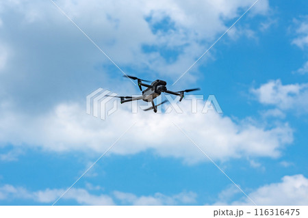 飛行するドローン 116316475