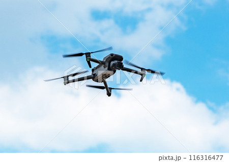 飛行するドローン 飛行するドローン 116316477